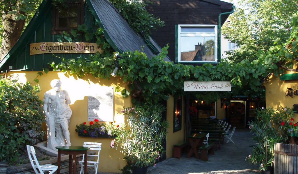 Уютное кафе в городе Нойштифт, Австрия