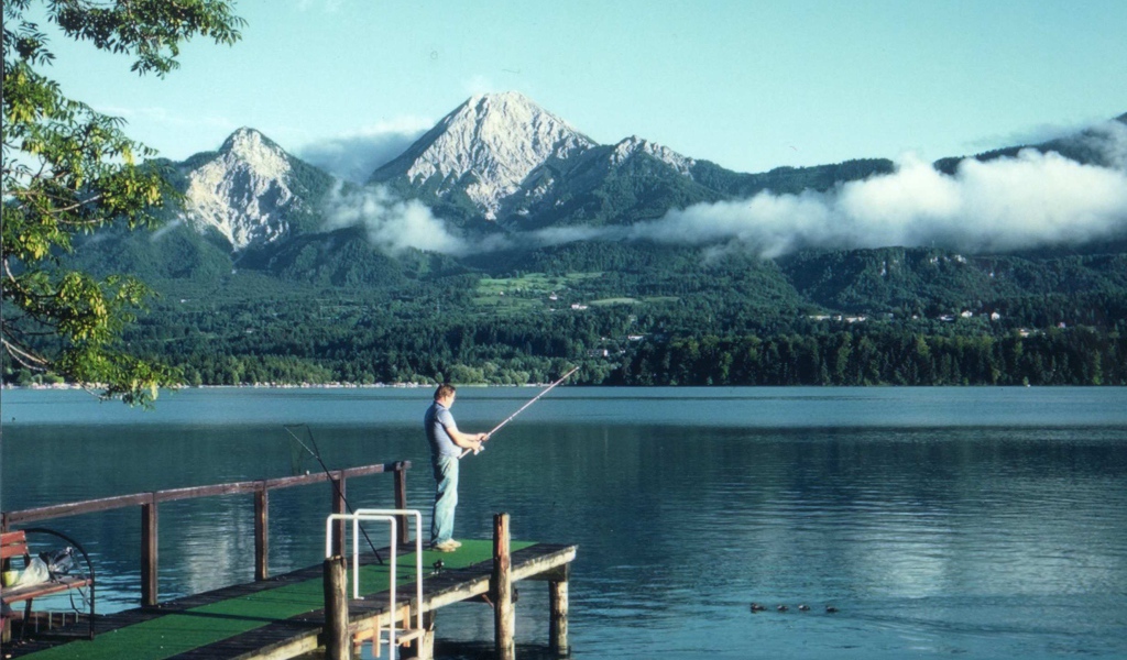 Причал на озере на курорте Фаакер-Зее, Австрия