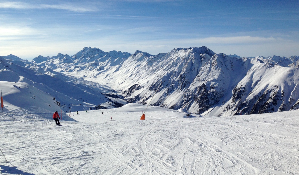 Спуск на лыжах на горнолыжном курорте Ишгль, Австрия