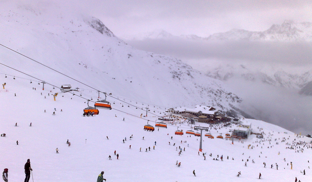 Спуск на лыжах на горнолыжном курорте Зёльден, Австрия