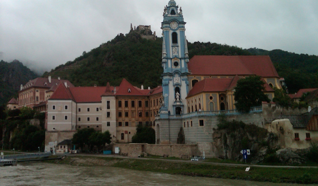 Набережная реки в городе Линц, Австрия
