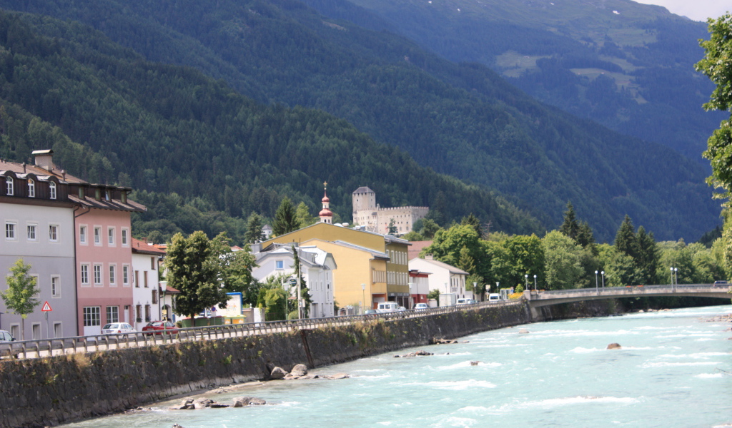 Набережная реки на курорте Лиенц, Австрия