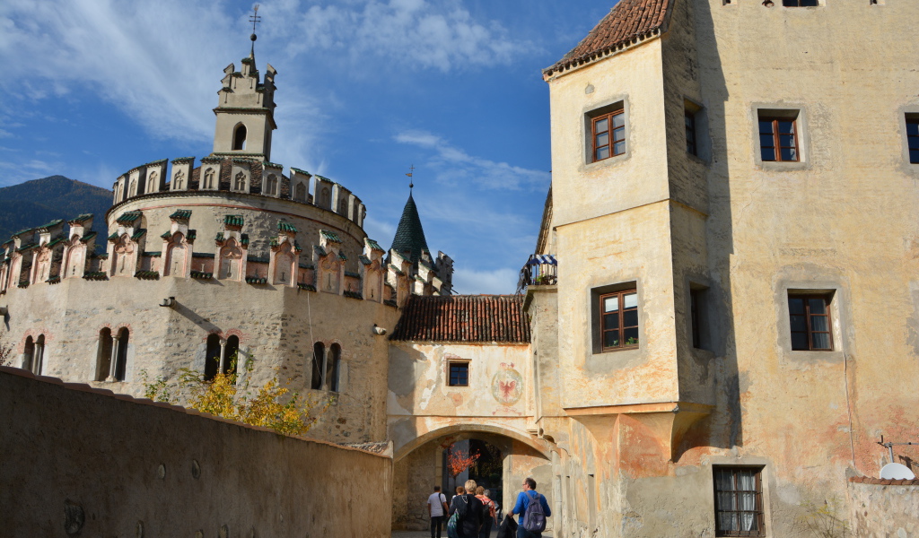 Вход в замок в городе Нойштифт, Австрия