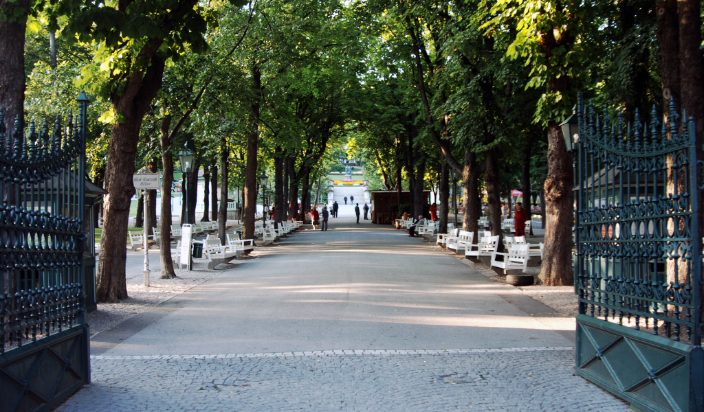 Вход в парк на курорте Баден, Австрия