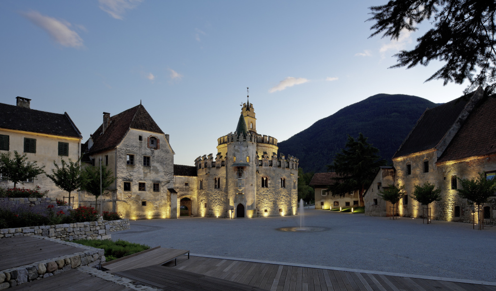 Вечерние огни в городе Нойштифт, Австрия