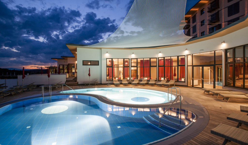 Вечерний бассейн на курорте Бад Татцмансдорф, Австрия