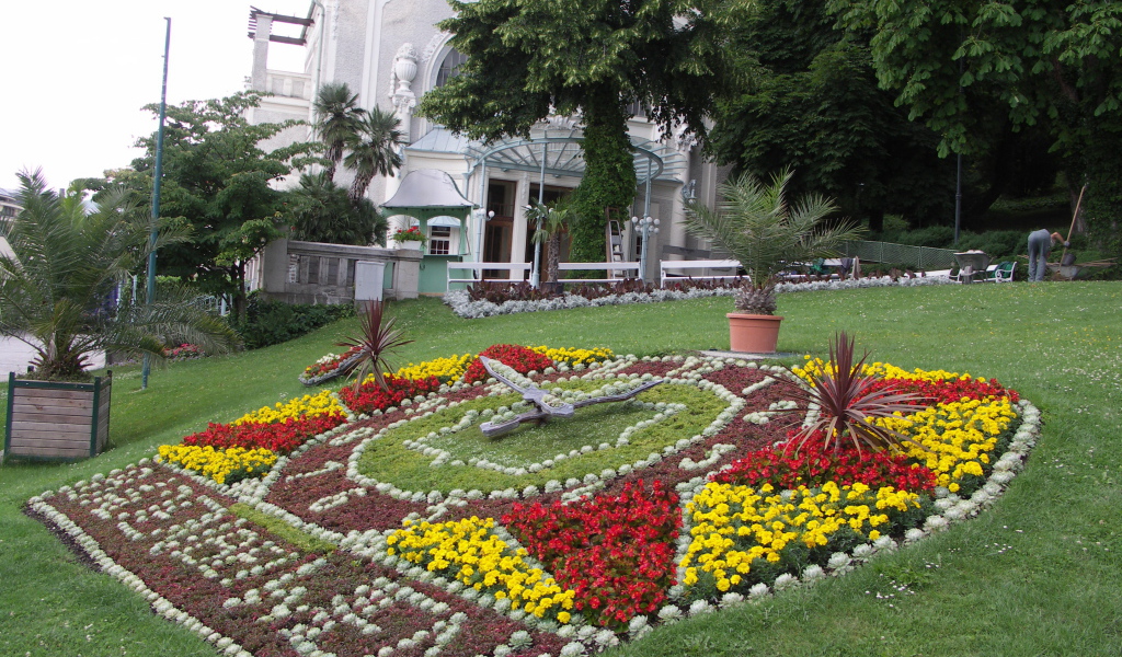 Цветочные часы на курорте Баден, Австрия