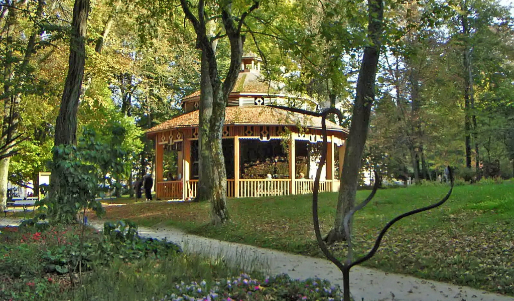 Беседка в парке на курорте Бад Халль, Австрия