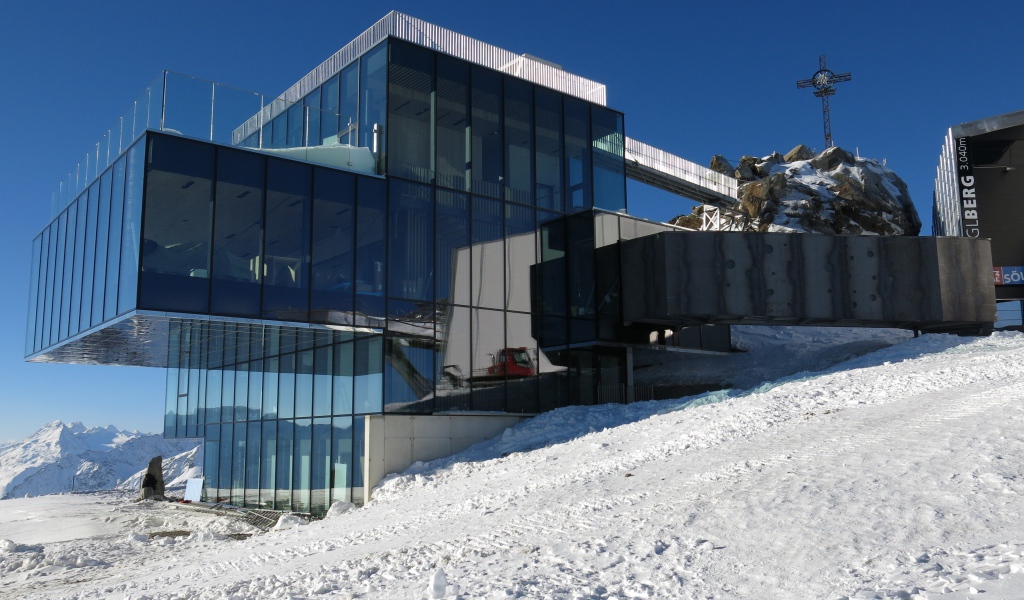 Стеклянный дом на горнолыжном курорте Зёльден, Австрия
