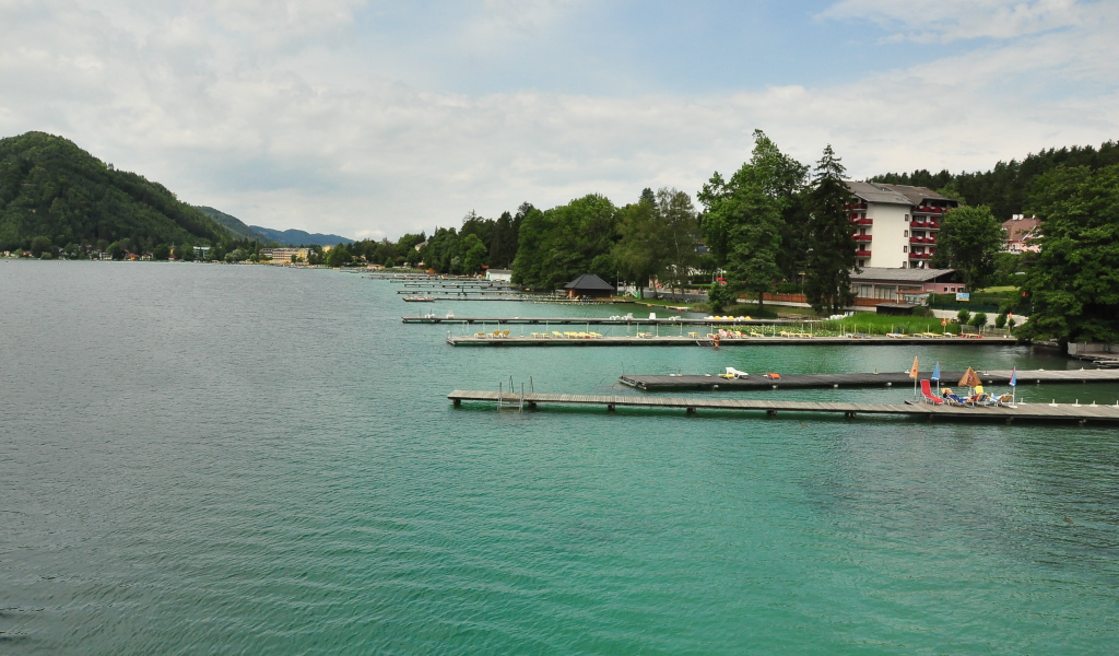 Зеленая вода на озере Клопайнер Зее, Австрия
