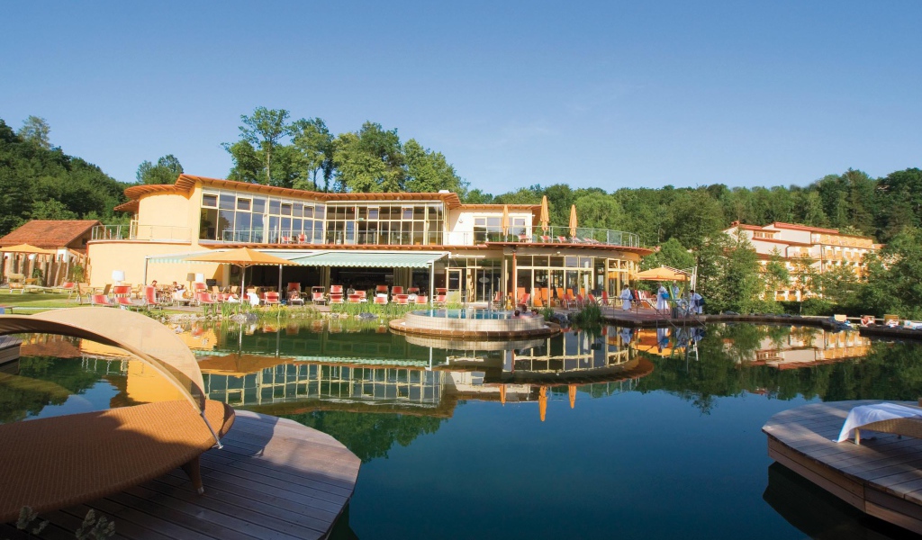 Бассейн в отеле на курорте Бад Лойперсдорф, Австрия