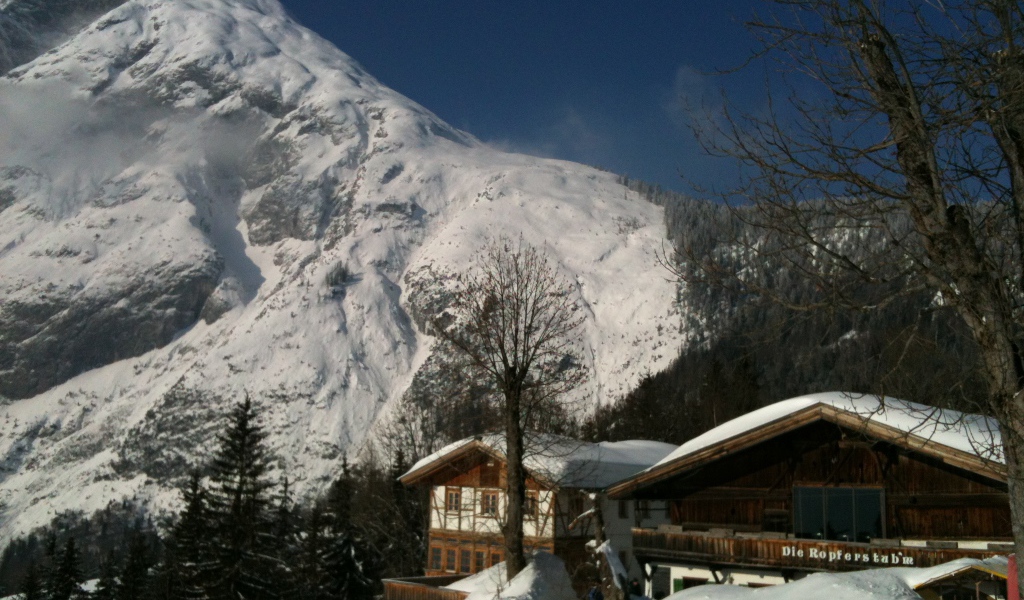 Дом на фоне гор на курорте Тельфс-Бюхен, Австрия