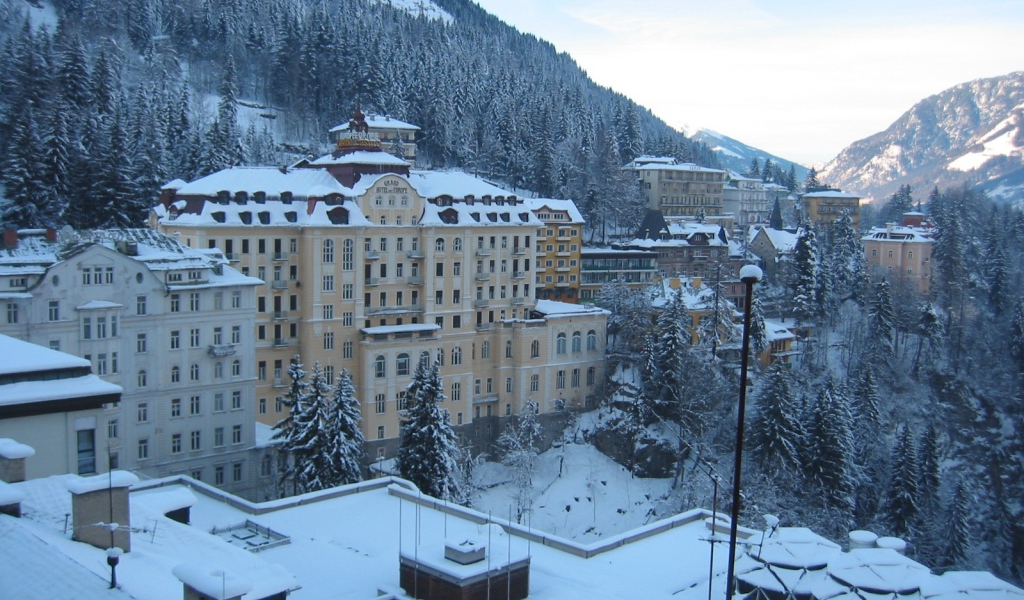 Дома на фоне гор на курорте Бад Хофгастайн, Австрия