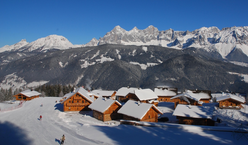 Дома на фоне гор на горнолыжном курорте Шладминг, Австрия
