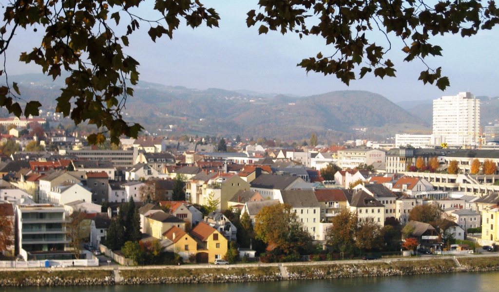 Дома на набережной в городе Линц, Австрия