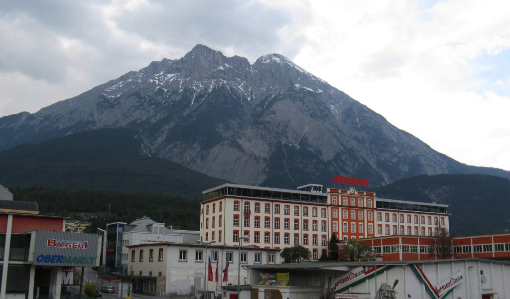 Дома на фоне Альп на курорте Тельфс-Бюхен, Австрия