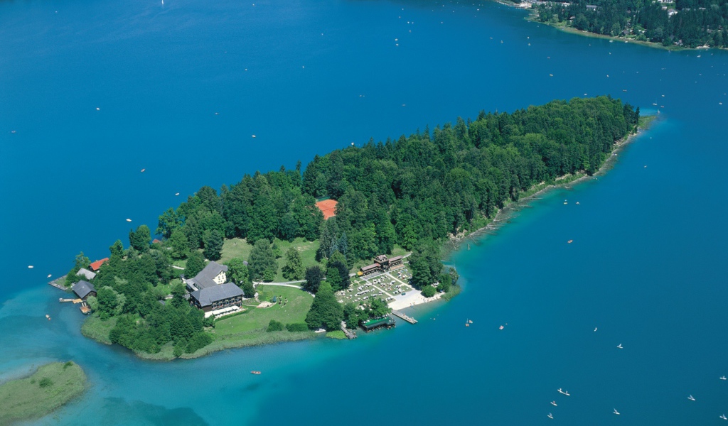 Остров на озере на курорте Фаакер-Зее, Австрия