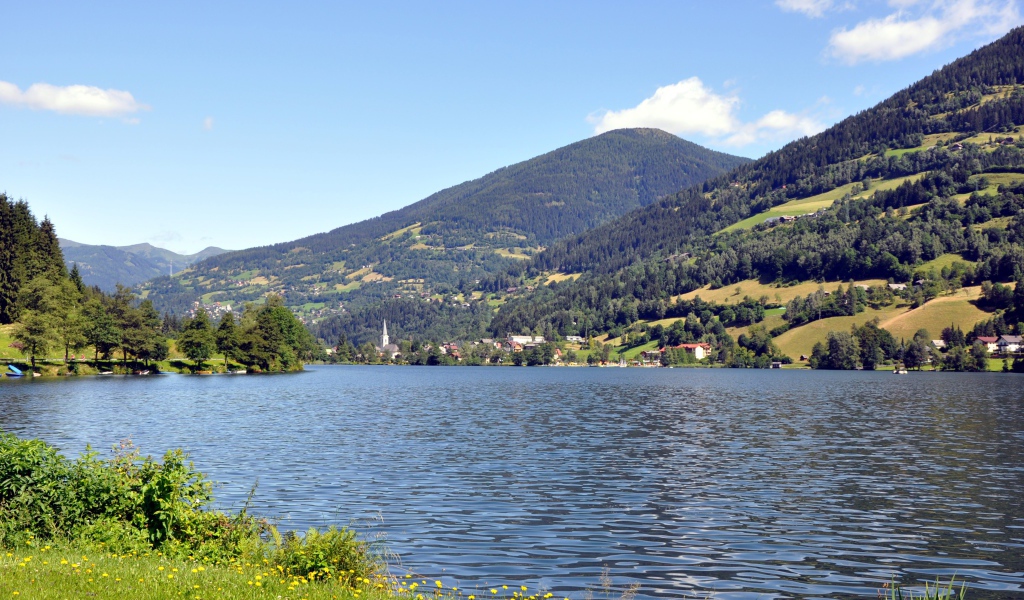 Озеро Клопайнер Зее на фоне гор, Австрия