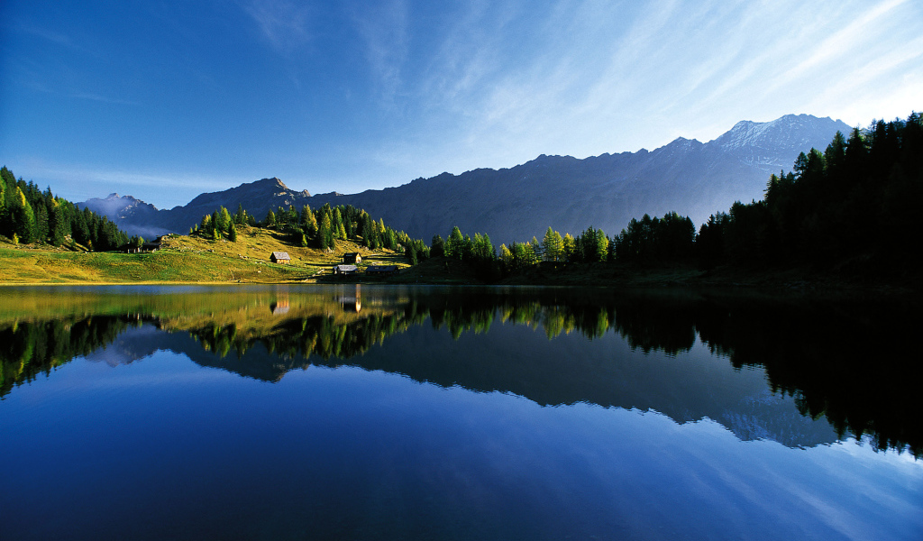 Озеро в горах на курорте Бад Лойперсдорф, Австрия