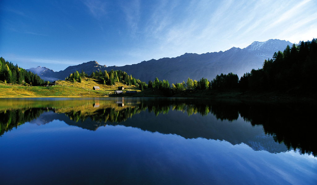 Озеро в горах на курорте Бад Лойперсдорф, Австрия
