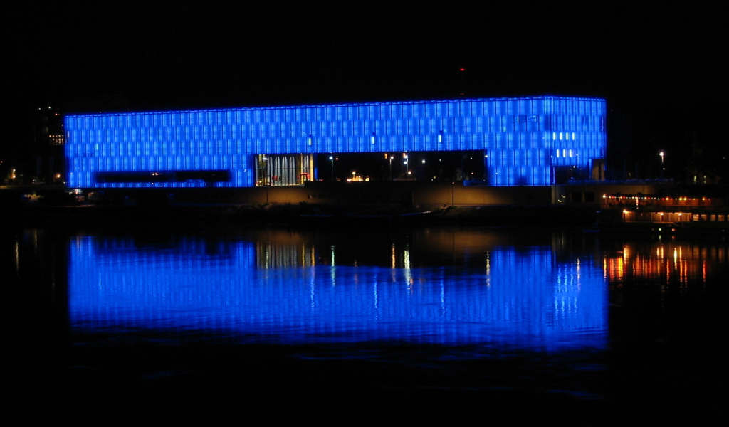 Светящееся здание в городе Линц, Австрия