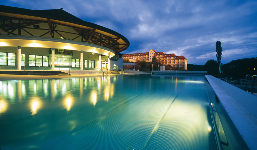 Роскошный бассейн на курорте Бад Татцмансдорф, Австрия