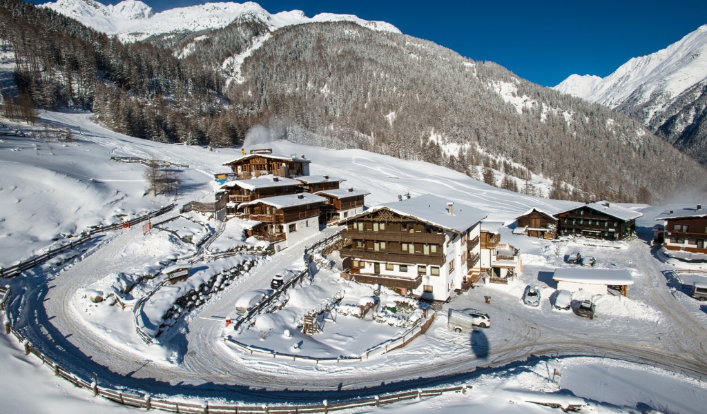 Горная дорога на горнолыжном курорте Зёльден, Австрия