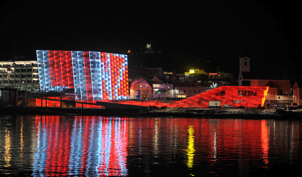 Ночная иллюминация в городе Линц, Австрия