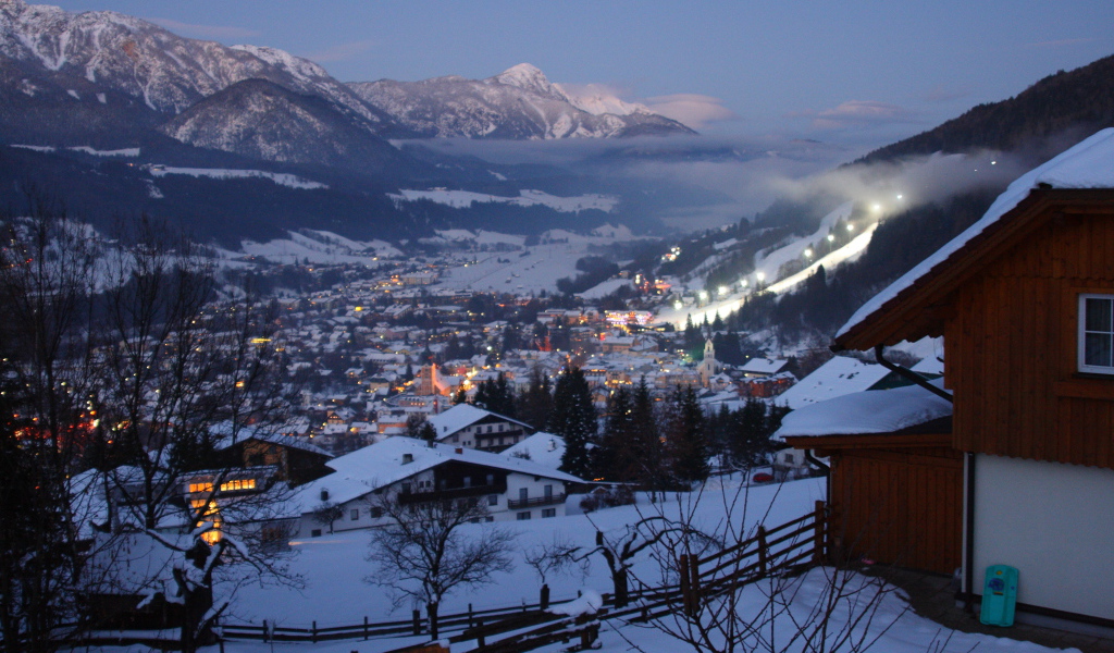 Ночные огни на горнолыжном курорте Шладминг, Австрия