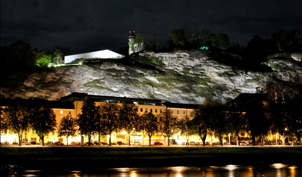 Ночная подсветка в городе  Зальцбург, Австрия