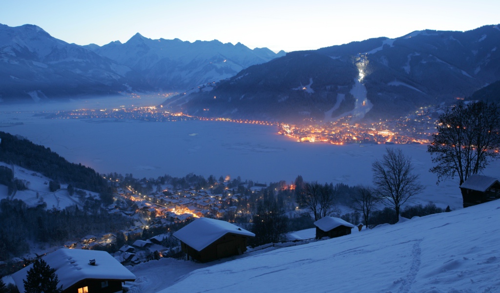 Ночные огни на курорте Цель-ам-Зее, Австрия