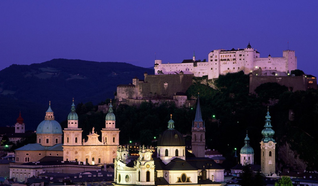 Ночные огни в городе  Зальцбург, Австрия