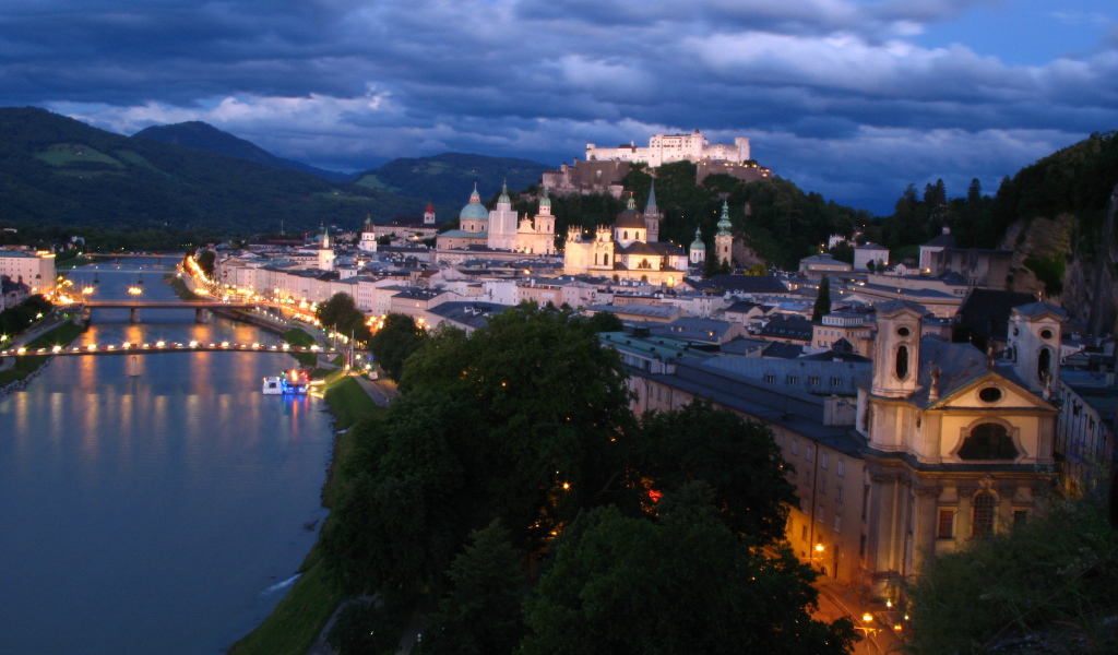 Ночные улицы в городе  Зальцбург, Австрия
