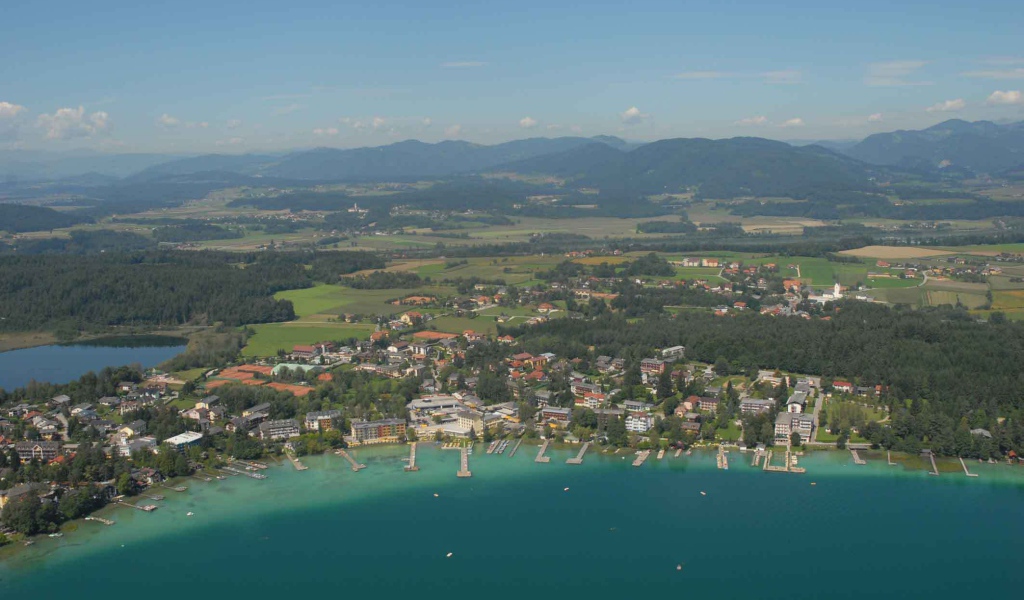 Панорама курорта на озере Клопайнер Зее, Австрия