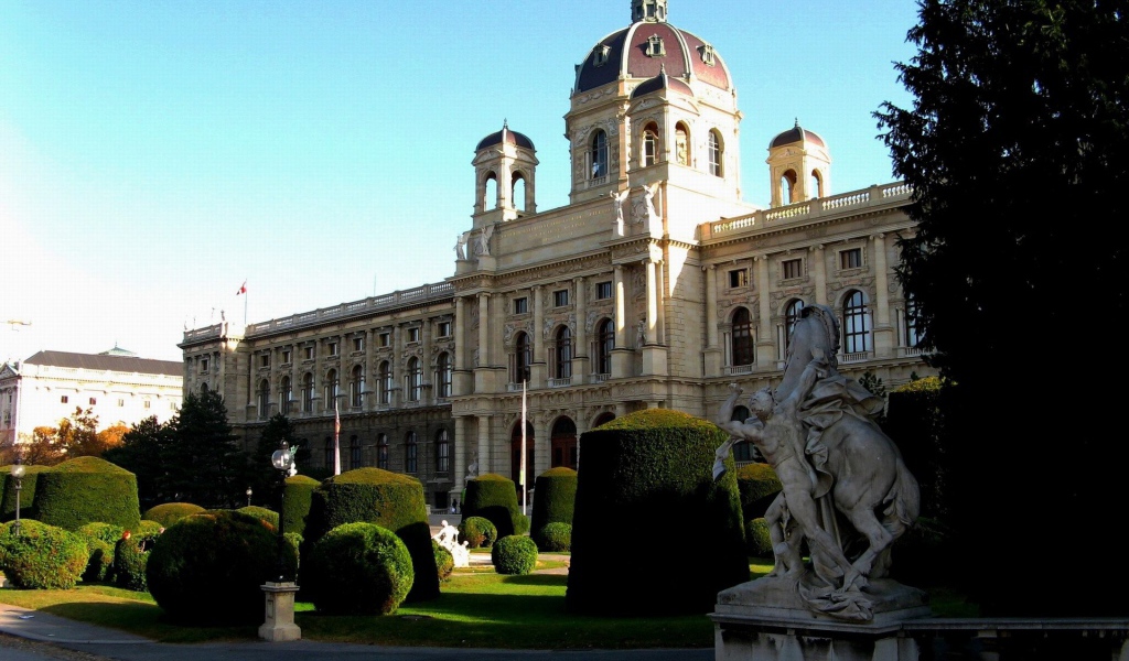 Парк перед дворцом в городе Вена, Австрия