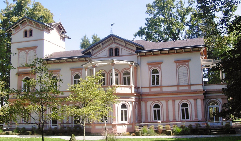 Розовое здание на курорте Бад Халль, Австрия