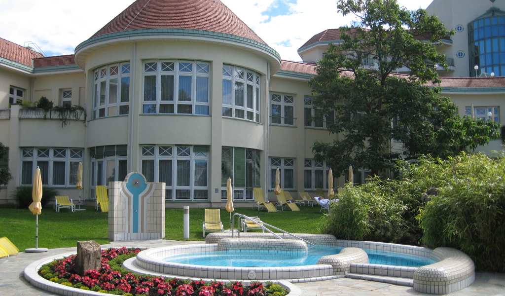 Бассейн перед отелем на курорте Бад Татцмансдорф, Австрия