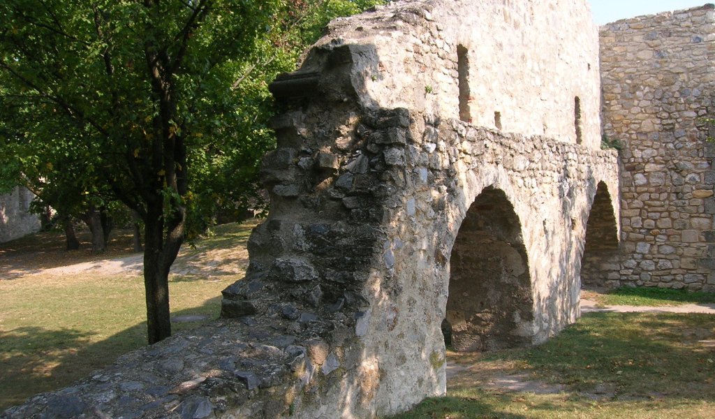 Остатки крепостной стены в городе Гайнберг, Австрия
