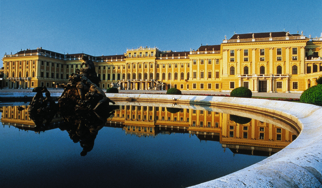 Скульптура среди воды в городе Вена, Австрия