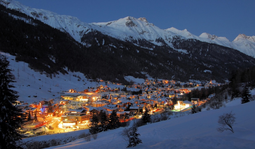 Сияющий город на горнолыжном курорте Сант Антон, Австрия