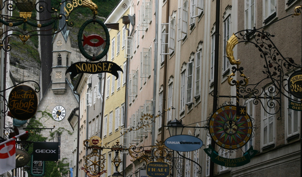 Вывески магазинов в городе  Зальцбург, Австрия