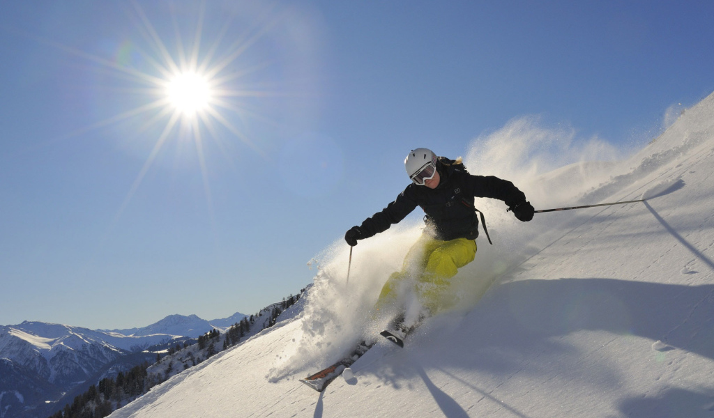 Лыжник на горнолыжном курорте Серфаус, Австрия