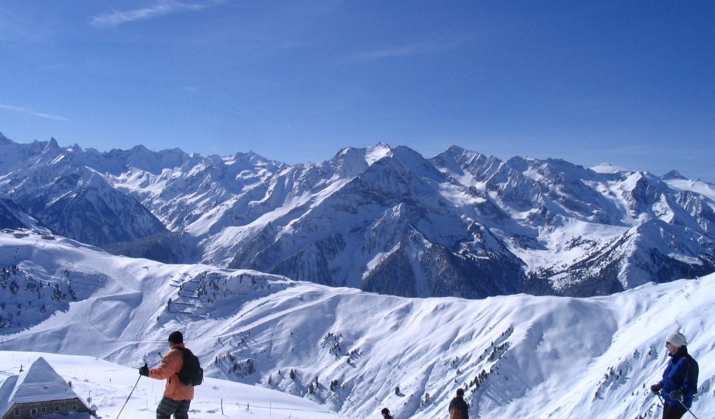 Лыжники на трассе на горнолыжном курорте Майрхофен, Австрия