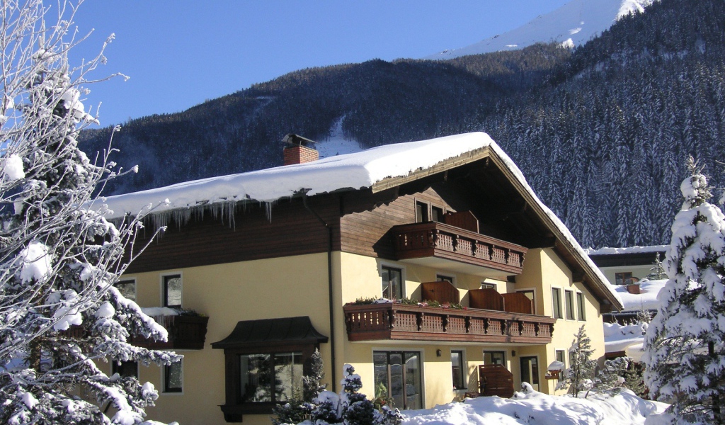 Заснеженная гостиница на курорте Бад Хофгастайн, Австрия