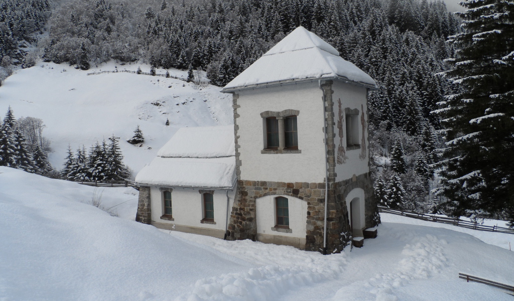 Заснеженный домик в городе Нойштифт, Австрия