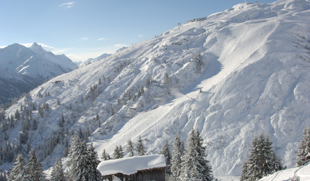 Заснеженный склон на горнолыжном курорте Сант Антон, Австрия