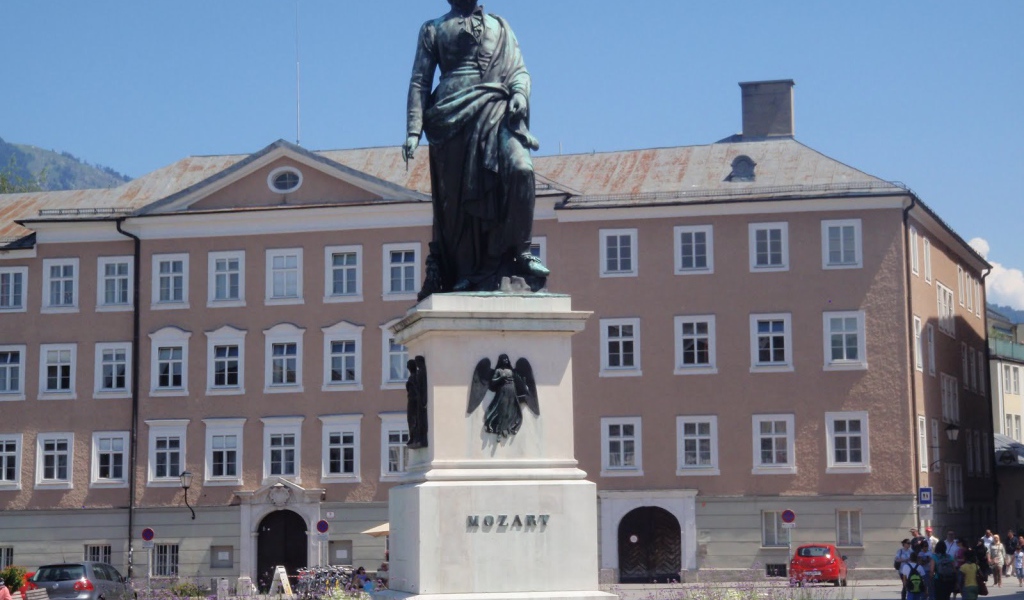 Статуя Моцарта в городе  Зальцбург, Австрия