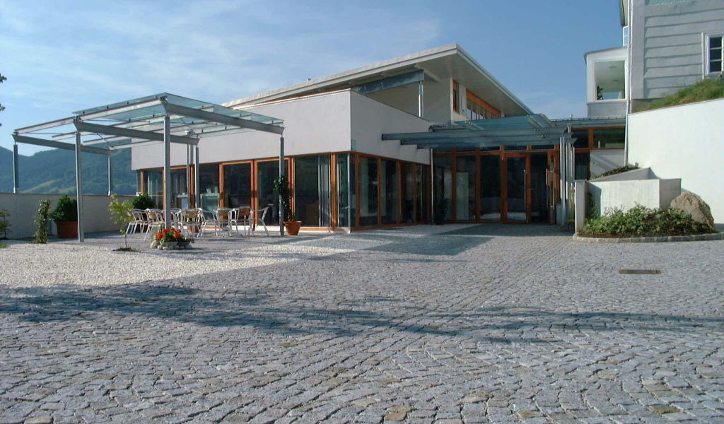 Уличное кафе в городе Нойштифт, Австрия