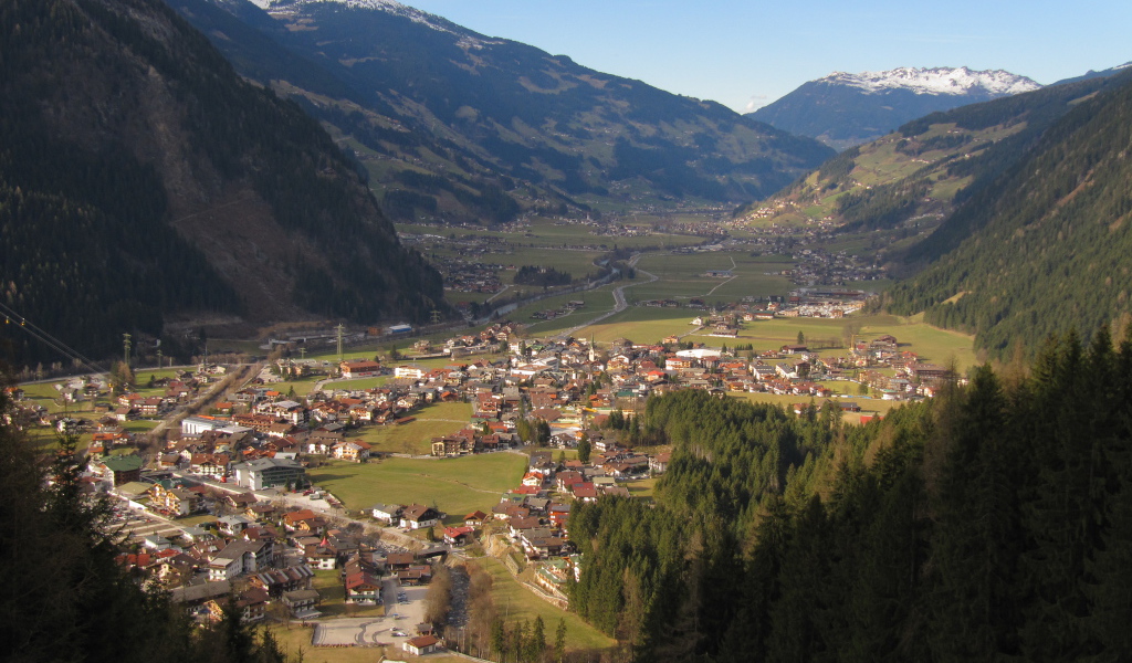 Летняя панорама на горнолыжном курорте Майрхофен, Австрия