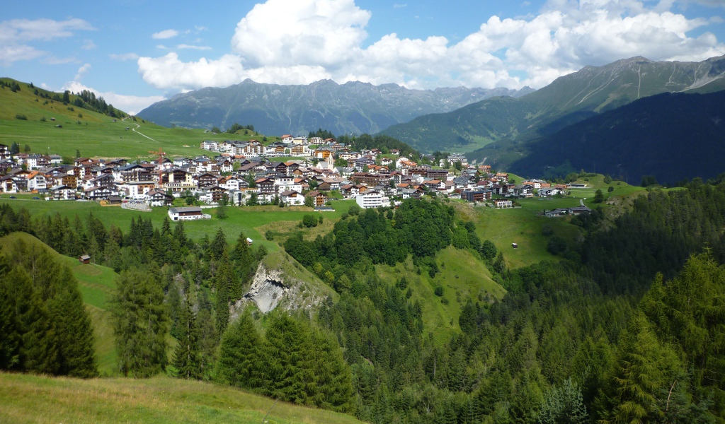 Летняя панорама на горнолыжном курорте Серфаус, Австрия